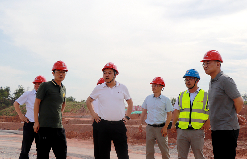江西省交通投資集團(tuán)黨委委員、副總經(jīng)理李柏殿赴上饒東樞紐互通項目調(diào)研指導(dǎo)工作 (2)