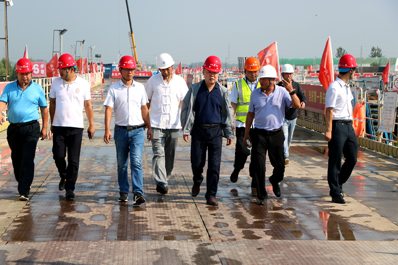 蚌埠市交通運(yùn)輸局黨委書記、局長戴勇到G206-03標(biāo)項(xiàng)目檢查指導(dǎo)工作 照片 - 副本