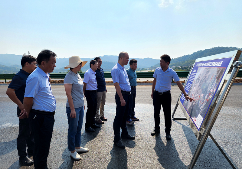 東至縣委副書記、縣長(zhǎng)唐禮虎到G530查橋至牛磯段01標(biāo)調(diào)研指導(dǎo)工作