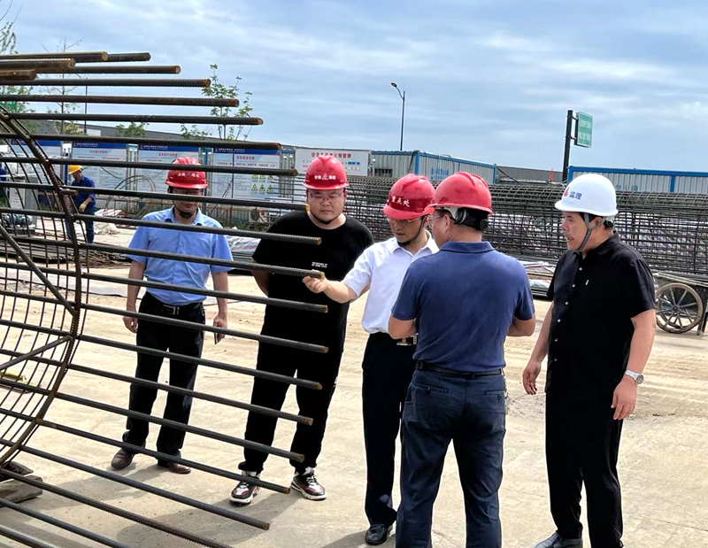 金寨縣委副書記、縣長張澗到史河（金寨段）防洪提升工程-7#防汛大橋項(xiàng)目檢查指導(dǎo)工作3