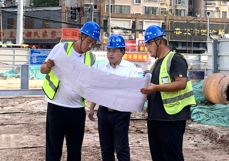 公司黨委書記、董事長錢申春到機場S1線先行段調(diào)研安全生產(chǎn)工作