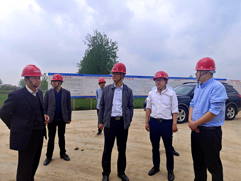 公司黨委副書記，工會(huì)主席王勝利到合周高速04標(biāo)指導(dǎo)工作并慰問一線員工2