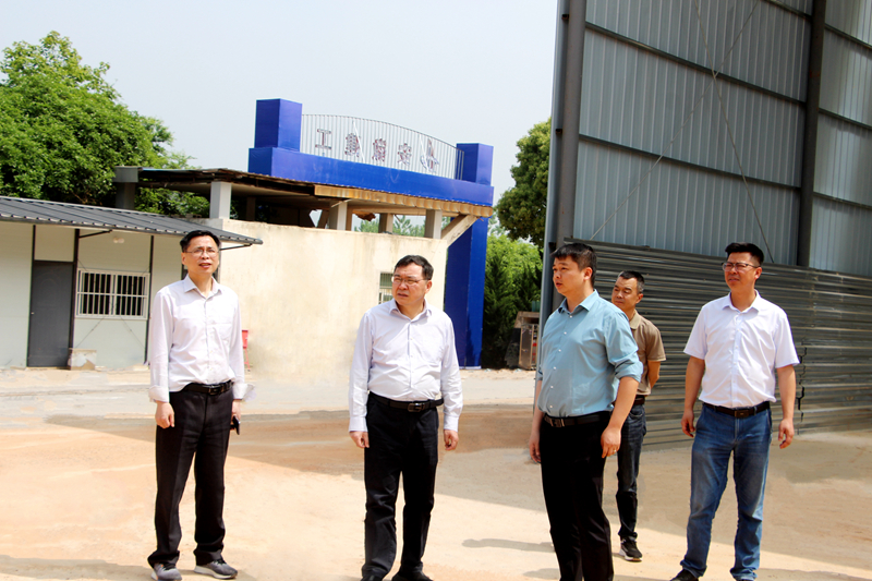 安徽省公路管理服務(wù)中心黨委委員、副主任尹平到G236項(xiàng)目02標(biāo)督導(dǎo)檢查